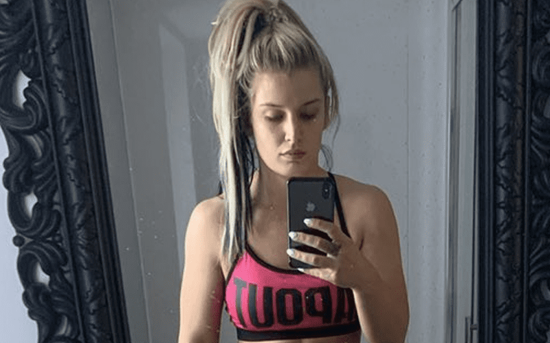 Toni Storm Shows Off Abs In New Mirror Selfie