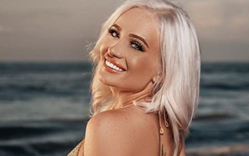 Scarlett Shows Off In New Jaw Dropping Beach Photos