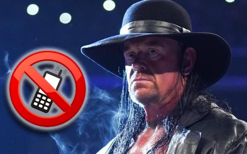 Undertaker Forced Superstars To Give Triple H Apology For Being On Cell Phones During His Match