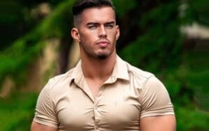 Austin Theory Mocks Himself For Wearing Tight Shirts Austin Theory Mocks Himself For Wearing Tight Shirts