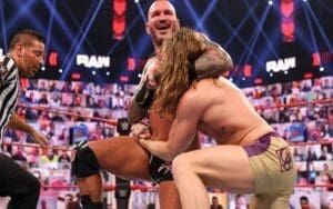 Randy Orton’s Headlock Gets Huge Props From Mark Henry Randy Orton's Headlock Gets Huge Props From Mark Henry