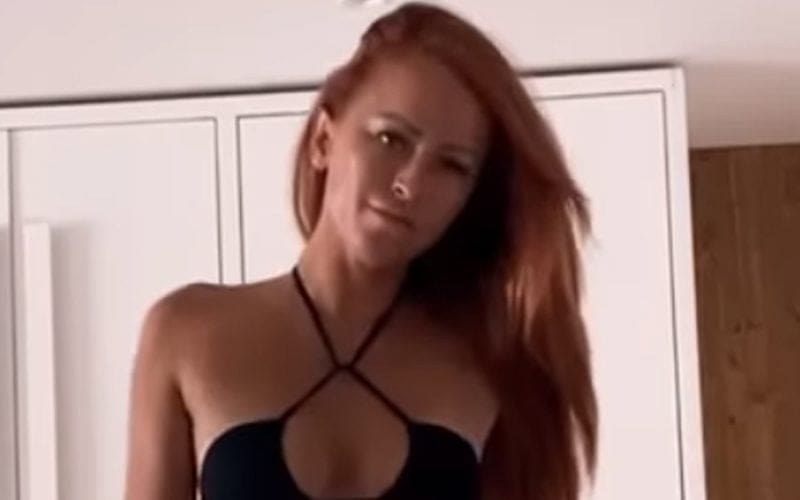 Summer Rae Fits Into Tiny Bikini In Stunning Mirror Video