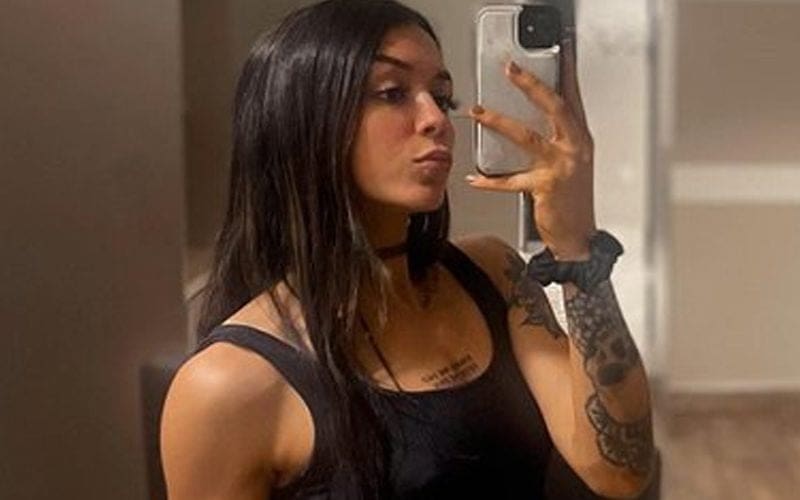 Cora Jade Behaves Like A Champion In Revealing Selfie Photo Drop