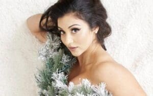 Arianna Grace Bares All While Feeling The Holiday Spirit In Jaw