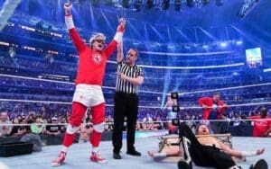 Sami Zayn Gives Johnny Knoxville His Flowers For ‘Saving’ WrestleMania Match After Botched Spot Sami Zayn Gives Johnny Knoxville His Flowers For ‘Saving’ WrestleMania Match After Botched Spot