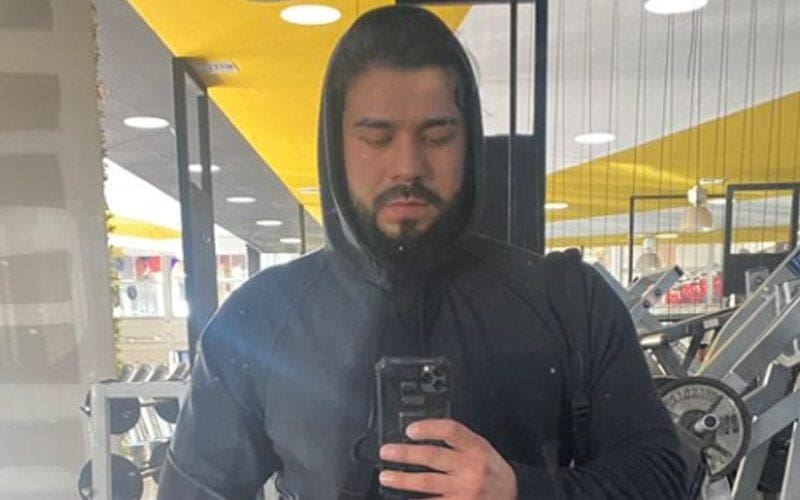Andrade El Idolo Already Back At The Gym After Surgery