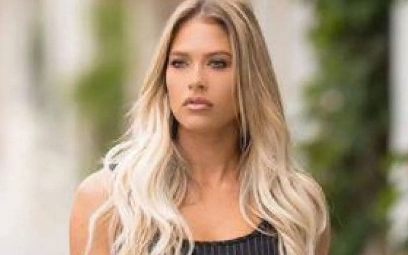 Ex WWE Diva Kelly Kelly Discovers She’s Pregnant With Twins