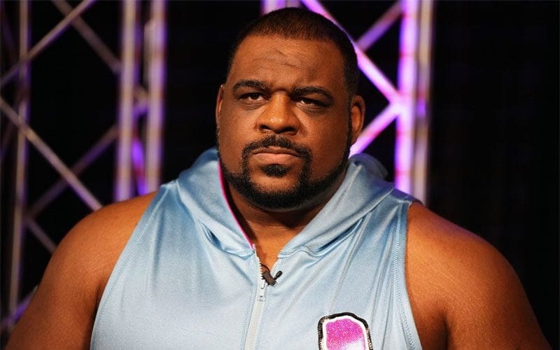 Keith Lee Warns Fans To Not Follow Him In The Middle Of The Night For A Photo