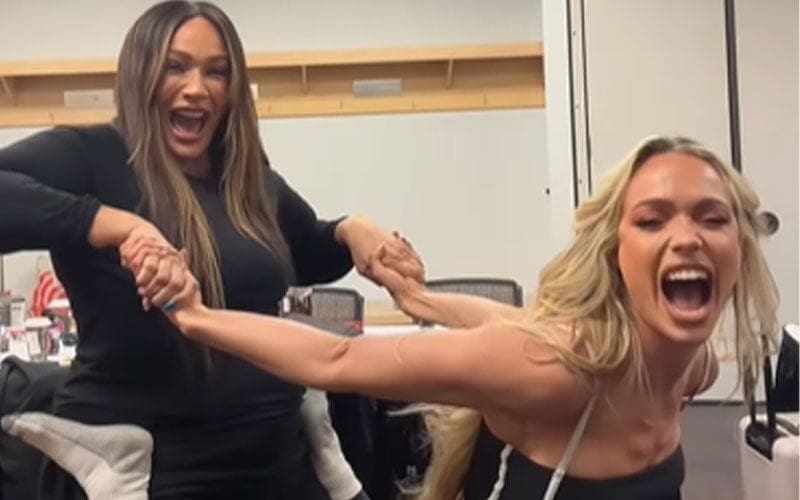 Nia Jax and Maxxine Dupri’s Unforgettable ‘Titanic’ Pose Blunder Goes Viral