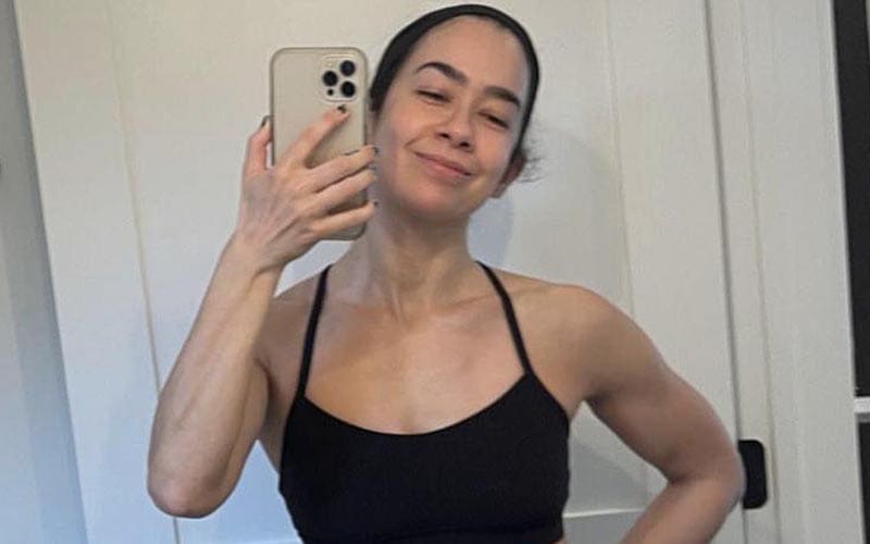 aj-lee-shows-off-arm-gains-to-display-amazing-physical-stature-00