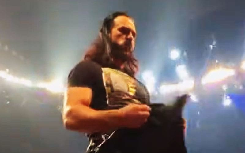 drew-mcintyre-flashes-heckler-during-325-wwe-raw-in-unseen-footage-08