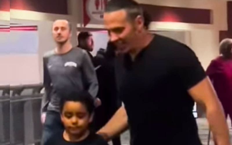 new-footage-shows-matt-hardy-interacting-with-fans-during-318-wwe-raw-visit-17