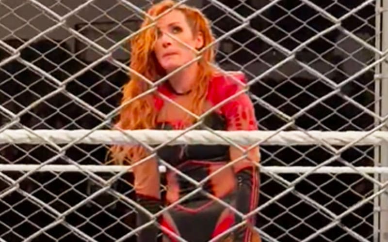 becky-lynch-receives-ovation-from-fans-after-shocking-loss-on-527-wwe-raw-37