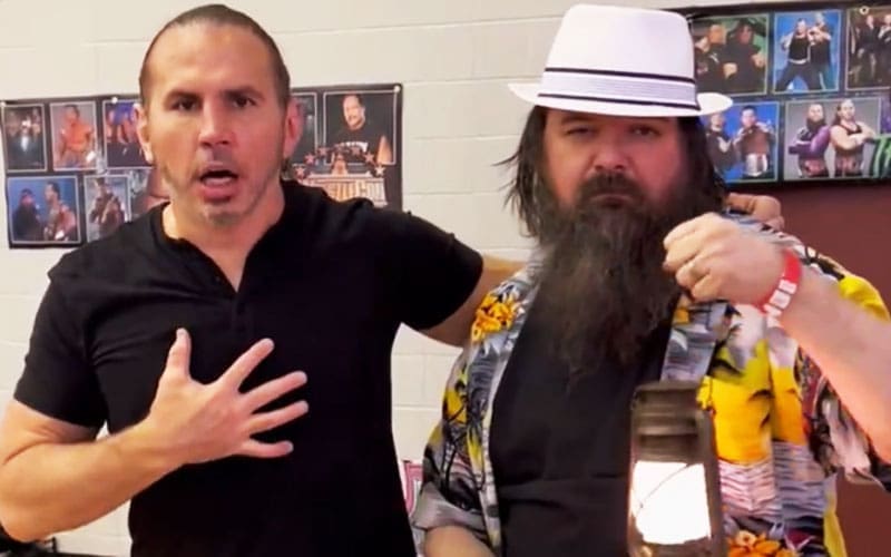 matt-hardy-links-up-with-bray-wyatt-cosplayer-at-wrestling-convention-00