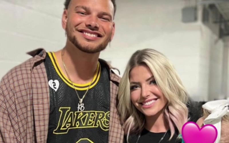 alexa-bliss-enjoys-night-out-with-daughter-hendrix-at-kane-brown-concert-01