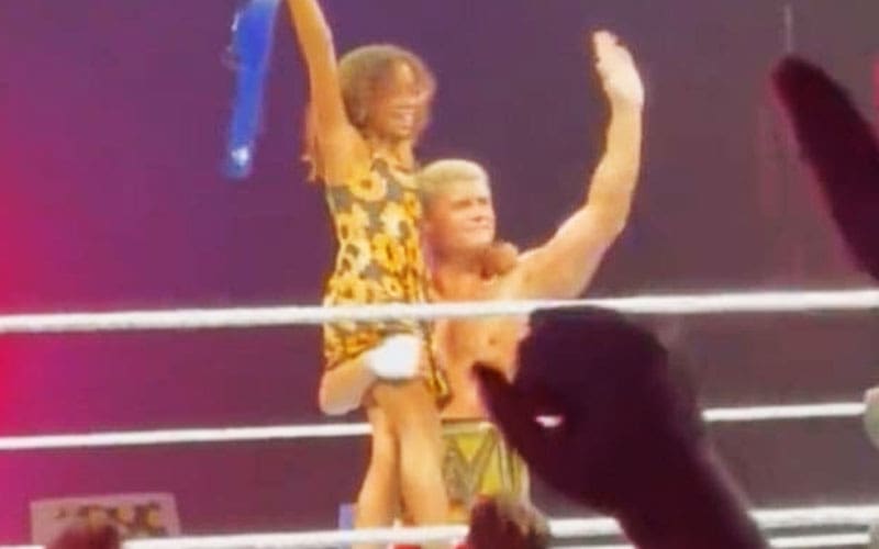 cody-rhodes-gives-weight-belt-to-bray-wyatts-daughter-during-817-wwe-live-event-46