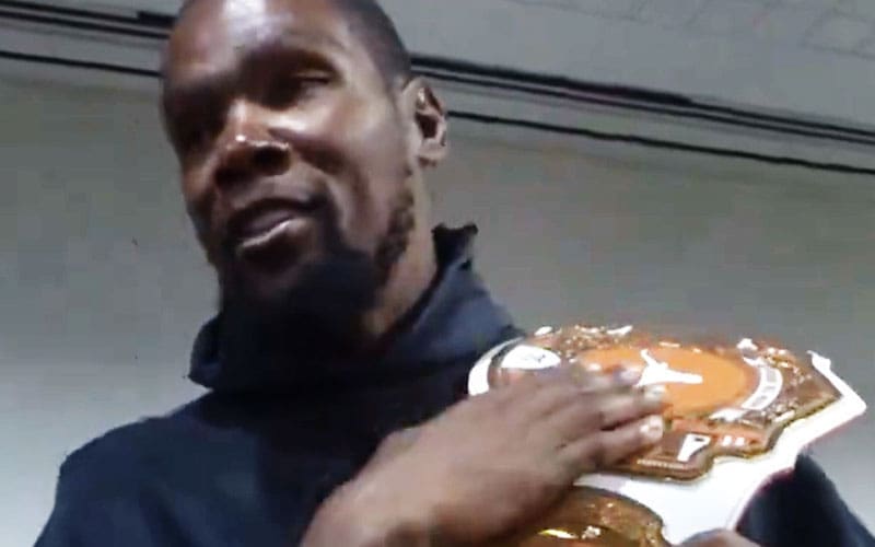 kevin-durant-receives-texas-longhorns-wwe-championship-from-triple-h-52