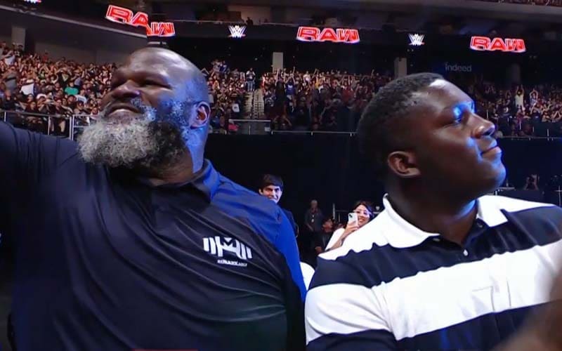 mark-henry-in-attendance-with-his-son-for-812-wwe-raw-13