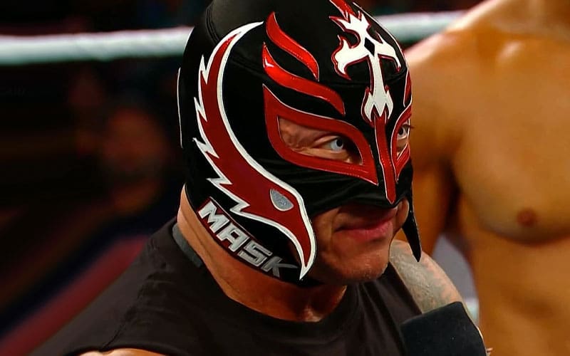 rey-mysterio-dropped-crazy-insult-in-spanish-during-826-wwe-raw-12