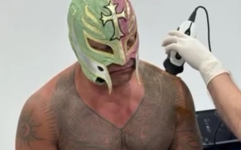 rey-mysterio-provides-positive-health-update-after-undergoing-stem-cell-treatment-28