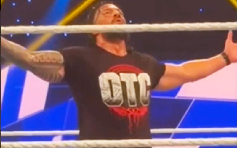 roman-reigns-soaks-in-crowd-reaction-after-89-wwe-smackdown-10