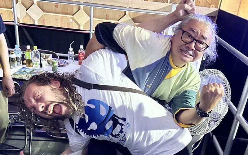 kenny-omega-receives-first-wrestling-move-after-surgery-amidst-aew-hiatus-01