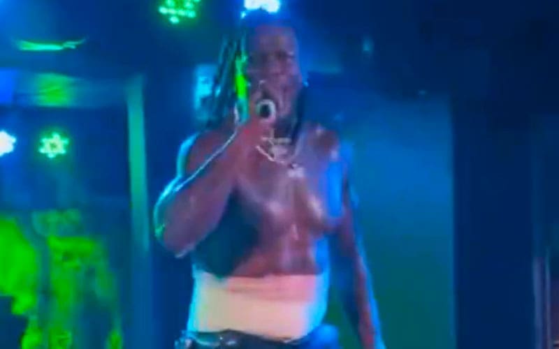 r-truth-performs-live-rap-at-concert-during-wwe-hiatus-32