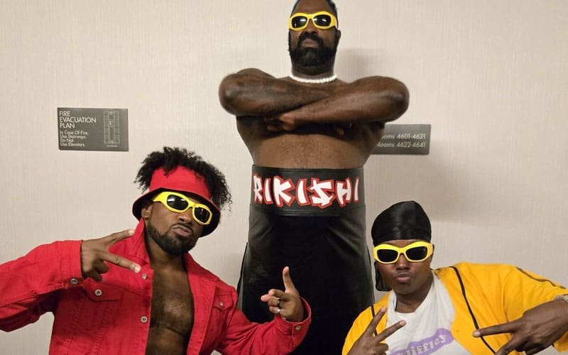 xavier-woods-joins-fans-to-cosplay-the-iconic-too-cool-faction-00