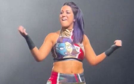 bayley-receives-interesting-introduction-at-wwes-dublin-live-event-11