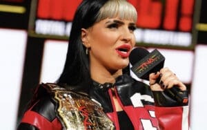 Steph De Lander Shuts Down Fan Who Said He’d Let Her Take a Dump on His Face