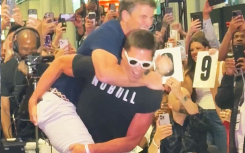 Tom Brady Enters to Cody Rhodes’ WWE Theme, Flips Off Fan Before Eli Manning Attack at Fanatics Fest