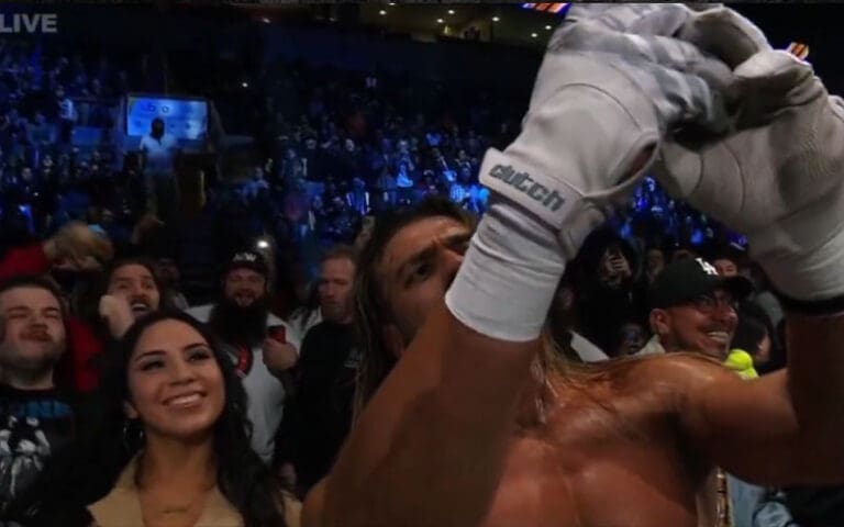 Andrade Takes Ringside Selfie and Accepts Phone Number Mid-Match on AEW Dynamite